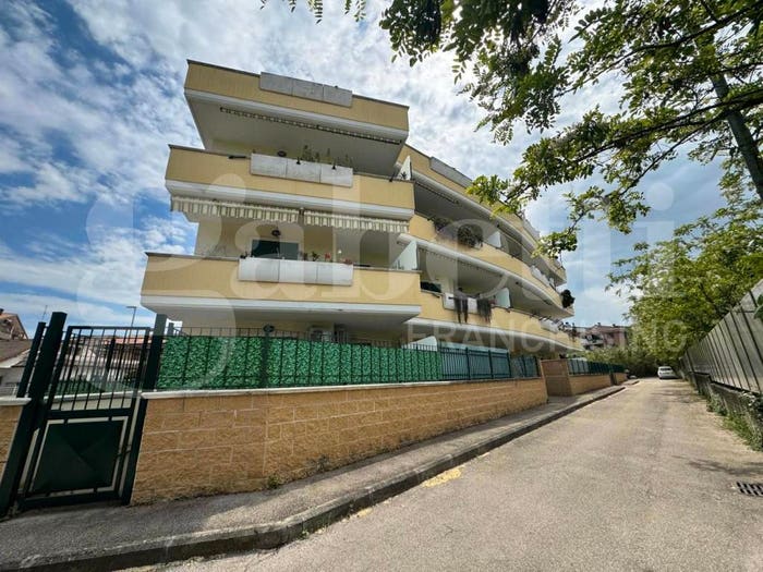 Appartamento trilocale in vendita in via Amatore Sciesa, Frattocchie, Marino