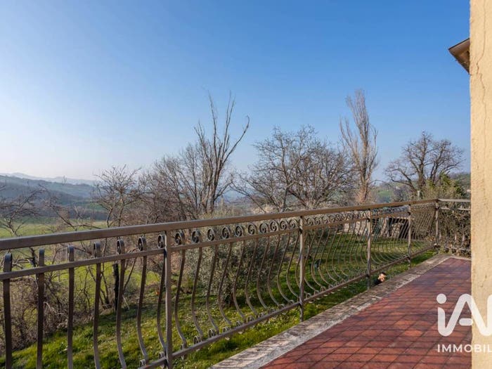 Casa con 6 locali in vendita in Frazione Montevecchio, Centro, Pergola