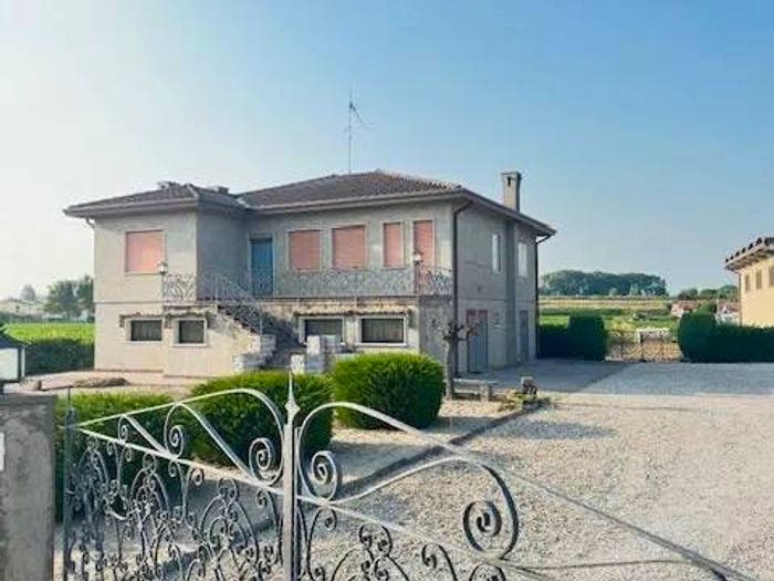 Casa con 6 locali in vendita in Lusia