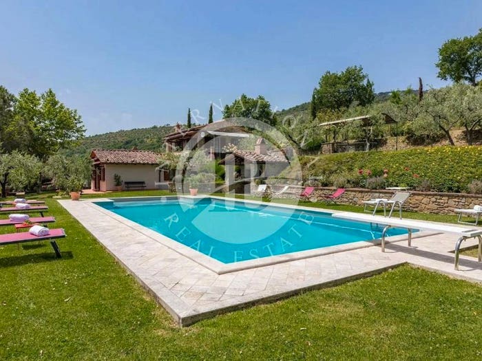 Casa con 6 locali in vendita in Cortona