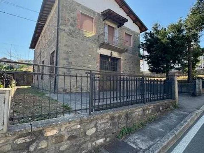 Casa con 6 locali in vendita in Viale Michelangelo, Centro, Bibbiena