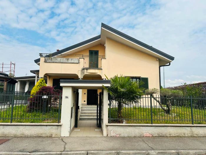 Casa quadrilocale in vendita in Via Caduti di Nassiriya, Ravello Villastanza Villapia, Parabiago