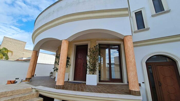 Casa con 5 locali in vendita in Veglie