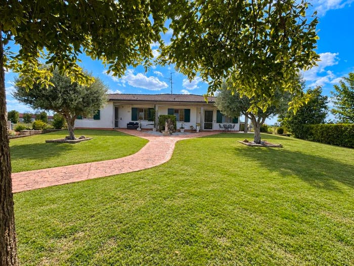 Casa con 6 locali in vendita in Concamarise