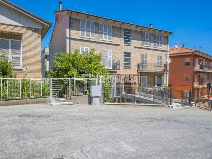 Appartamento con 5 locali in vendita in Via Monti Sala, Centro, Monte San Giusto
