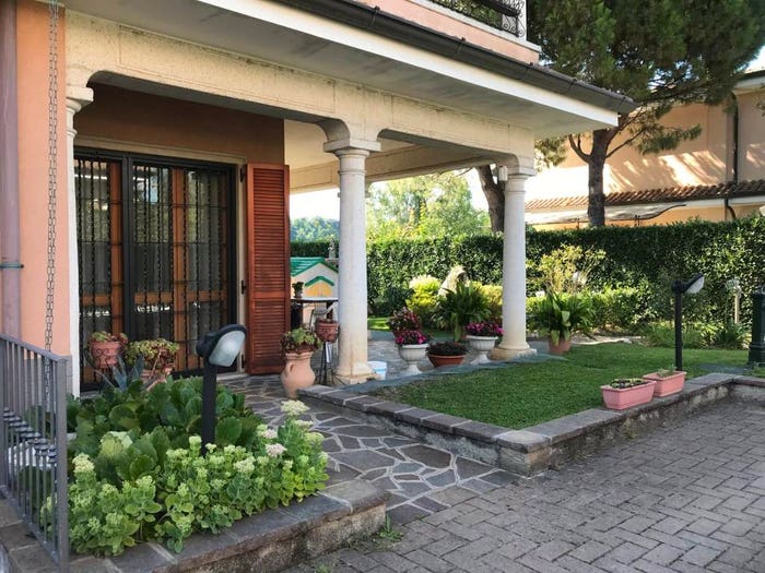 Casa con 5 locali in vendita in Carugo