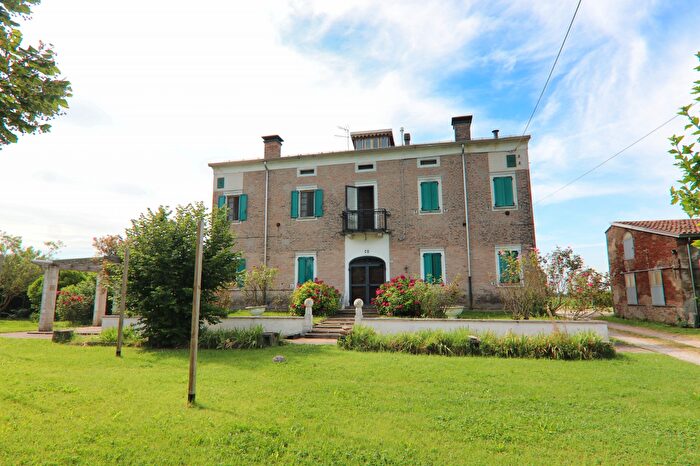 Casa con 11 locali in vendita in Strada Comunale Albareda, Gonzaga
