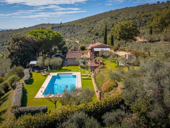 Casa con 6 locali in vendita in Cortona