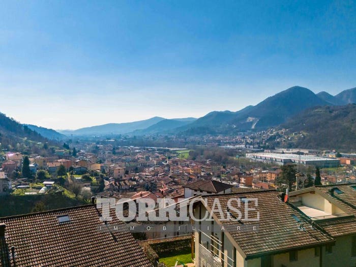 Appartamento quadrilocale in vendita in Via Azzarotti, Pradalunga