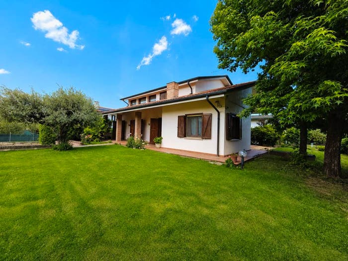 Casa con 6 locali in vendita in Via Dante Alighieri, Centro, Costabissara