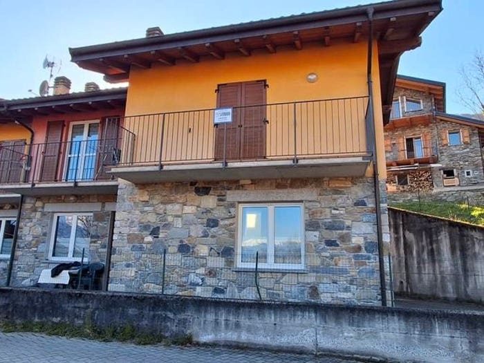 Casa trilocale in vendita in Via Regina, San Gregorio, Gravedona ed Uniti