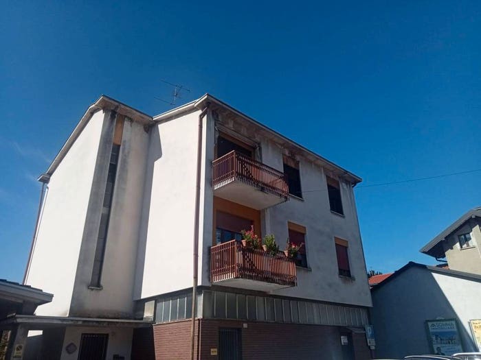Appartamento quadrilocale in vendita in Via Verbano, Casorate Sempione