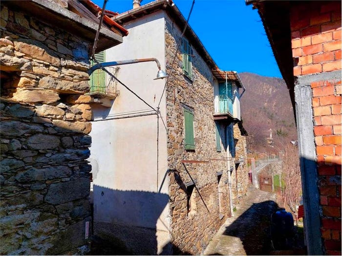 Casa con 6 locali in vendita in Via Madonnetta, Centro, Mendatica