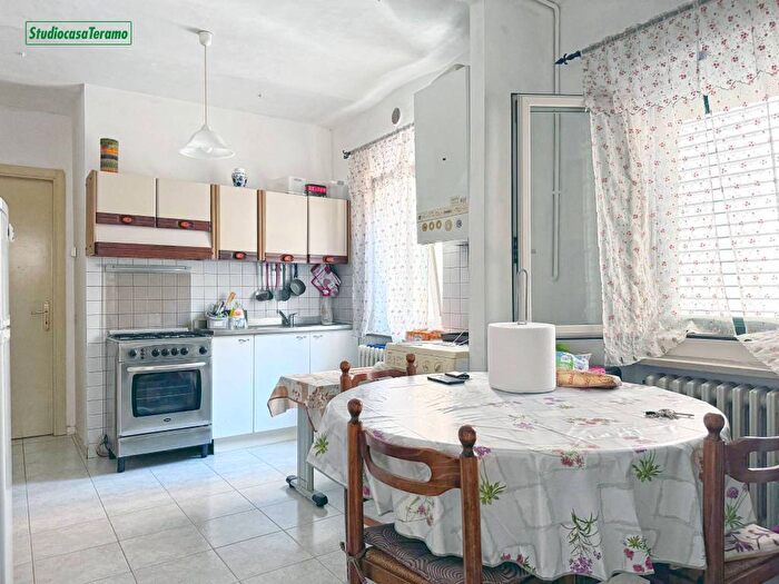 Appartamento trilocale in vendita in Viale Francesco Crucioli, Centro, Teramo