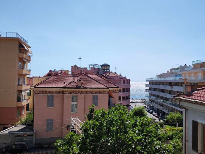 Appartamento trilocale in vendita in Via Aurelia, Centro, Loano