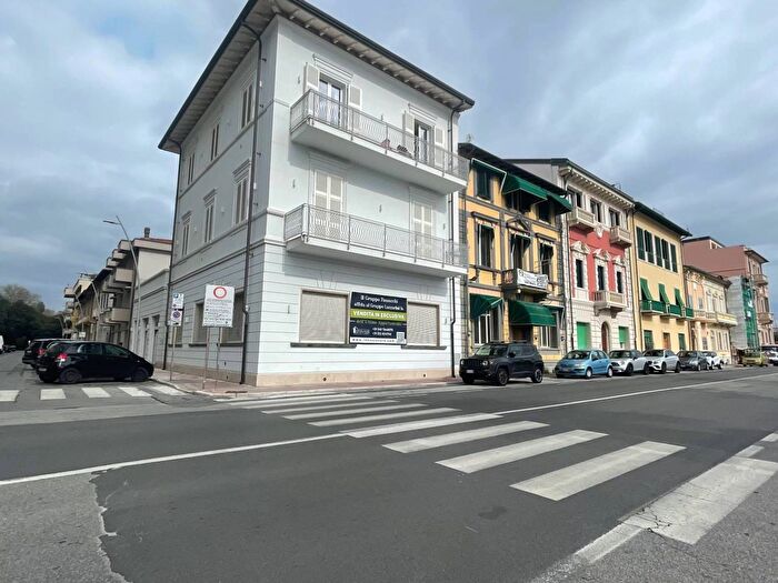 Appartamento trilocale in vendita in Viale Giosuè Carducci, Viareggio