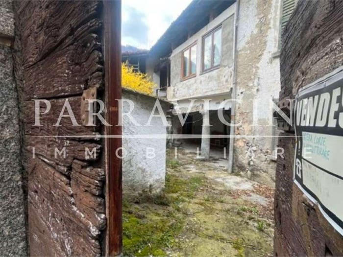 Casa con 6 locali in vendita in via Fioroni, Lasnigo