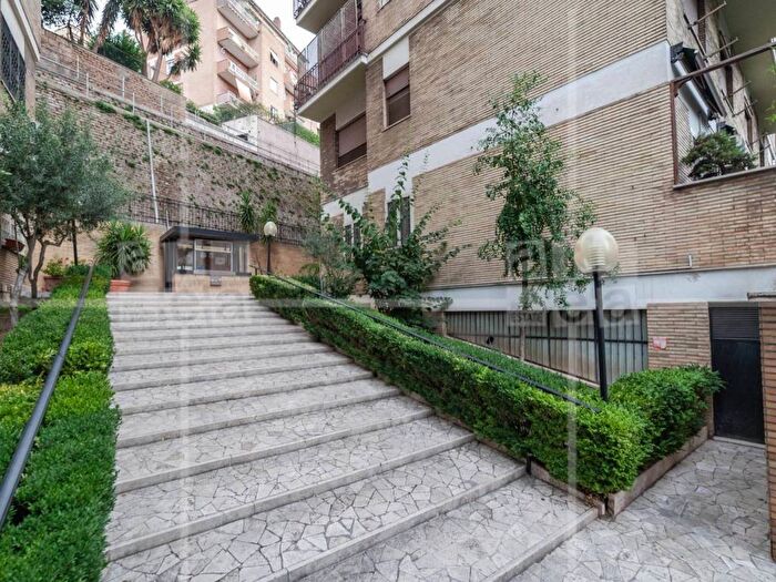 Appartamento quadrilocale in vendita in Via Di Donna Olimpia, Monteverde Nuovo, Roma