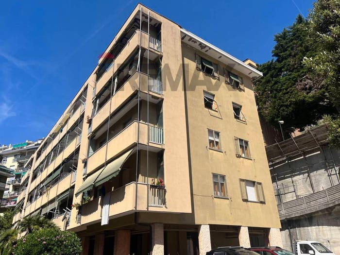 Appartamento trilocale in vendita in Via Aurelio Robino, Marassi, Genova