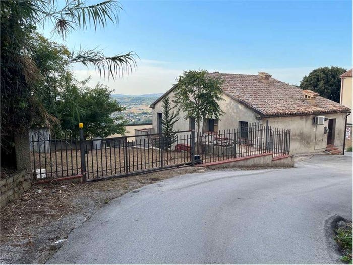 Casa con 5 locali in vendita in via Montereale Vecchio, Centro, Loreto