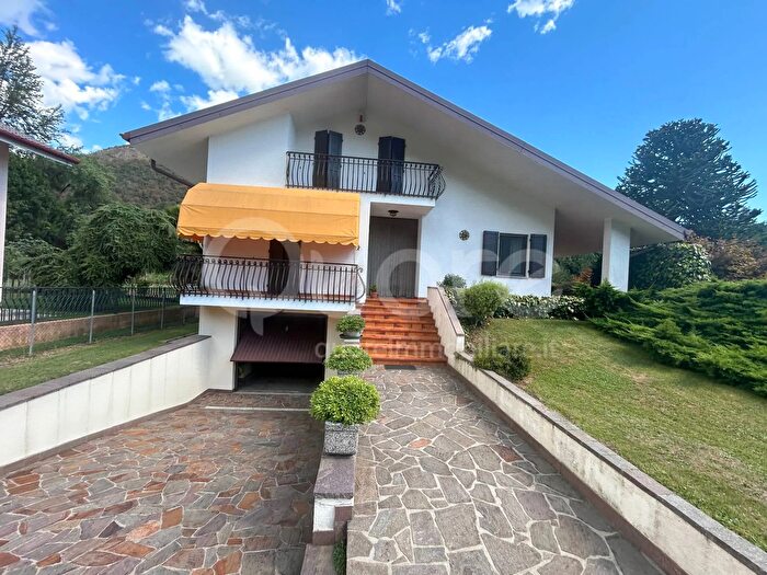 Casa con 10 locali in vendita in Via Zimor, Tarcento