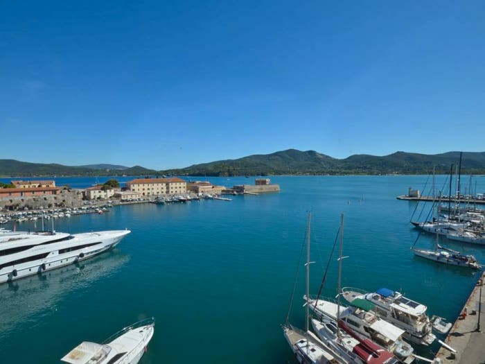 Casa quadrilocale in vendita in Via Francesco Domenico Guerrazzi, Centro, Portoferraio