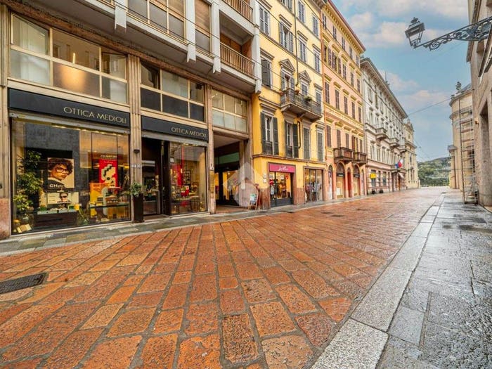 Appartamento trilocale in vendita in Strada G Garibaldi, Centro Storico, Parma