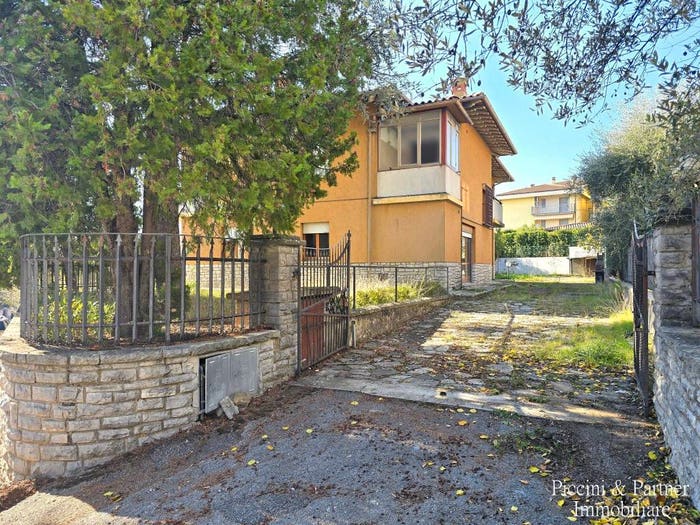 Casa con 6 locali in vendita in Via Mario Lucertini, Centro, Passignano sul Trasimeno