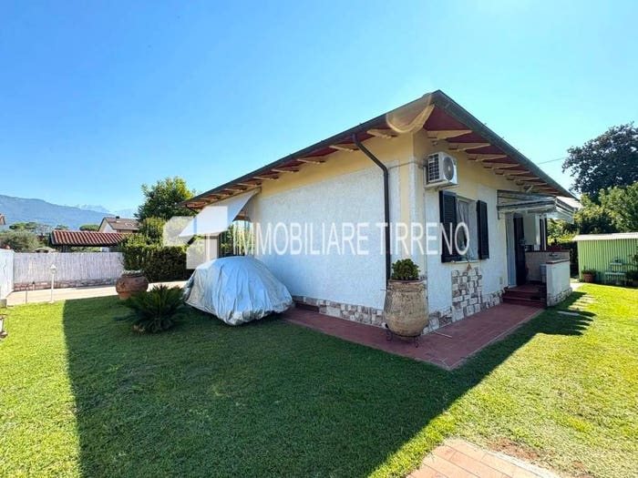 Casa quadrilocale in vendita in Via S Leonardo, Marina di Massa Centro, Massa