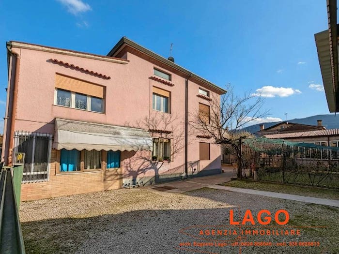 Casa con 6 locali in vendita in Nove