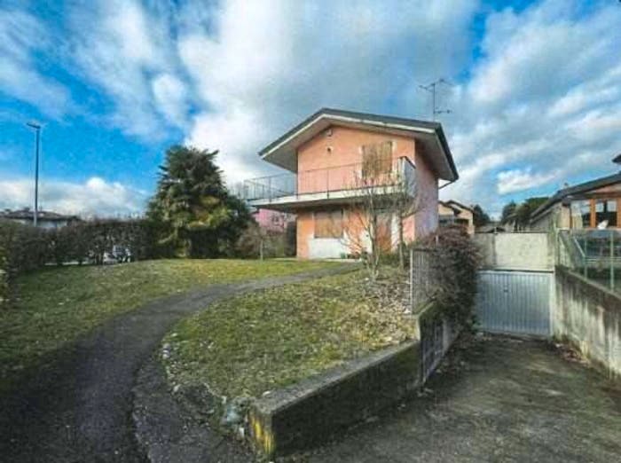 Casa con 6 locali in vendita in Via Giuseppe Verdi, Molteno