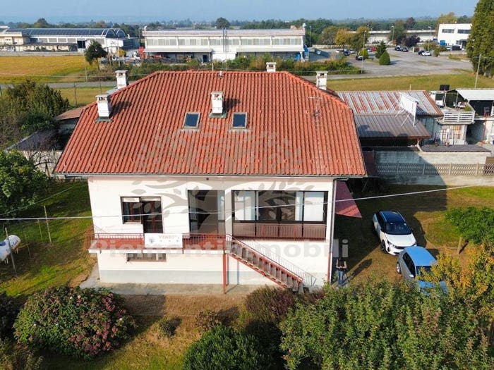 Casa con 6 locali in vendita in via circonvallazione, Feletto