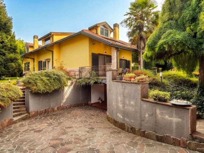 Casa con 6 locali in vendita in Via F Montesi, Dairago
