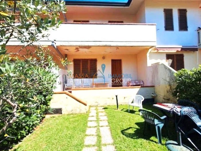 Appartamento trilocale in vendita in Via Firenze, Marina di Massa Centro, Massa
