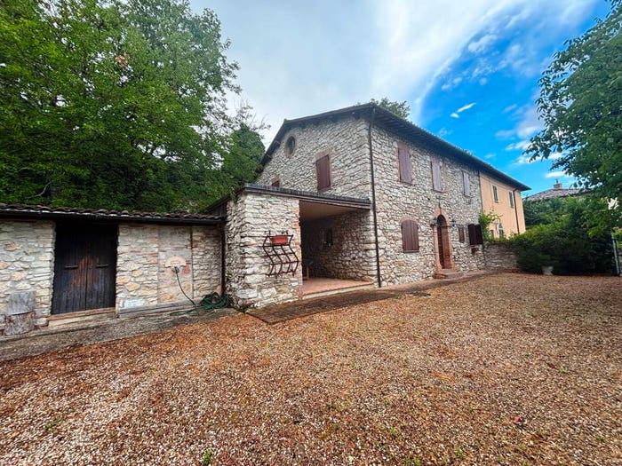 Casa quadrilocale in vendita in Pioraco