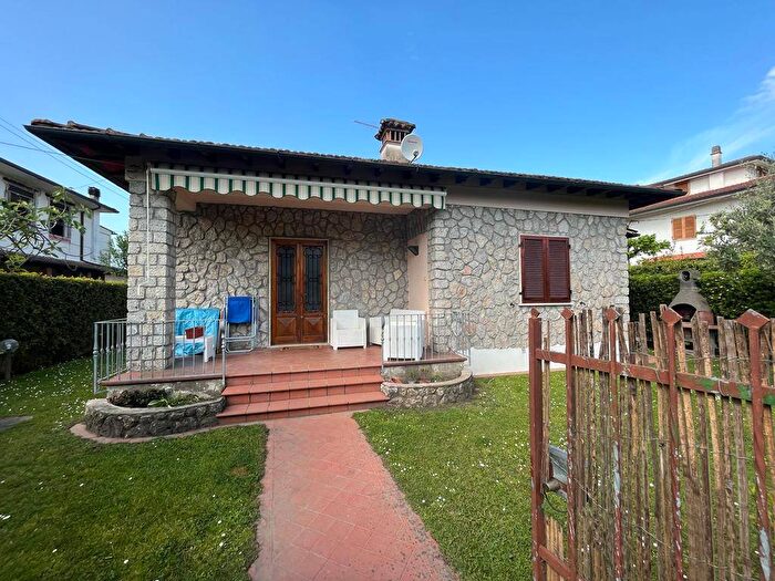 Casa con 6 locali in vendita in Via della Barbiera, Caranna, Forte dei Marmi