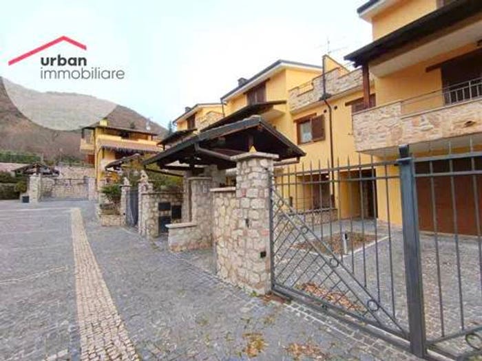 Casa con 6 locali in vendita in Via Vascarella, Coppito Preturo, L'Aquila