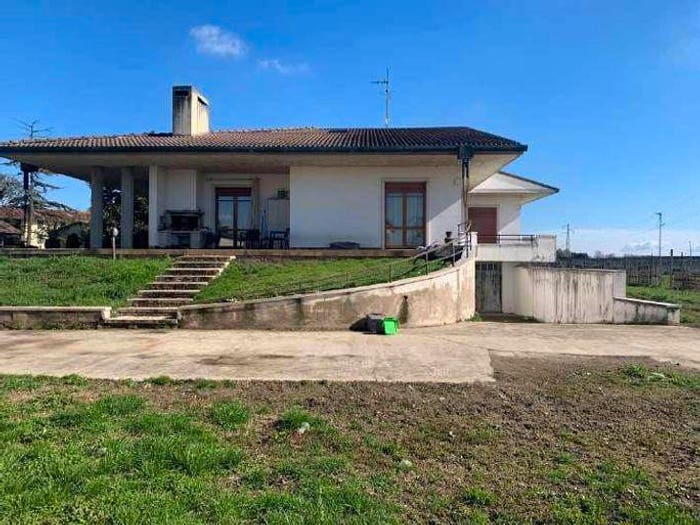 Casa con 6 locali in vendita in Via Santi, Caldiero