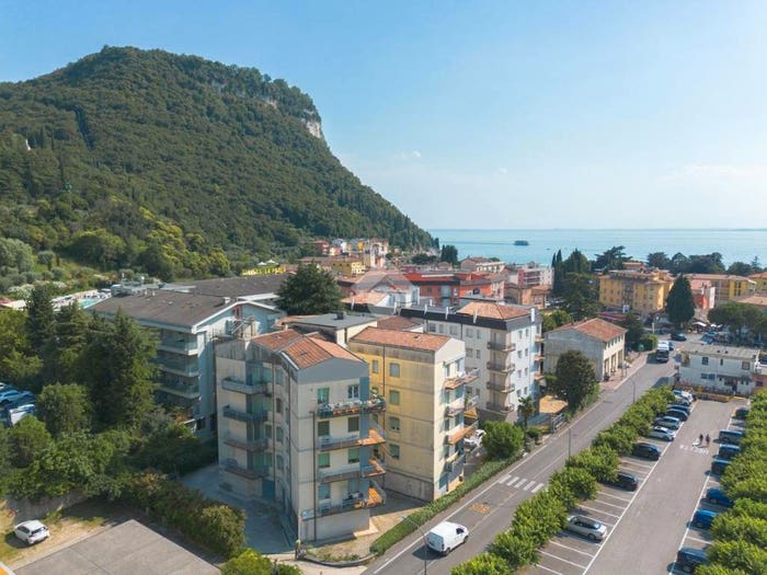 Appartamento trilocale in vendita in Via Colombo, Garda