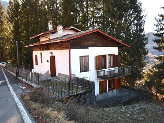 Casa trilocale in vendita in Via Cainallo, Centro, Esino Lario