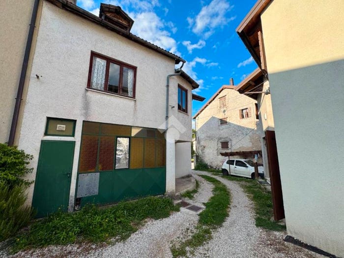 Casa quadrilocale in vendita in Via Luigi Cadorna, Porcen, Seren del Grappa