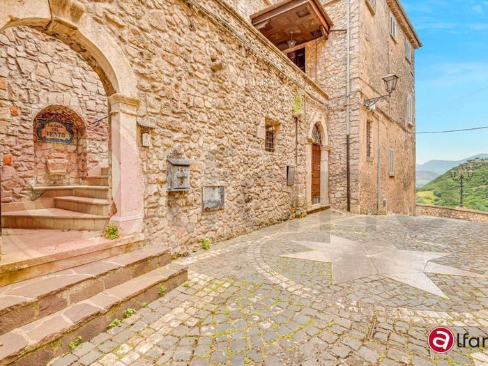 Casa con 6 locali in vendita in Piazza Santa Maggiore, Falvaterra