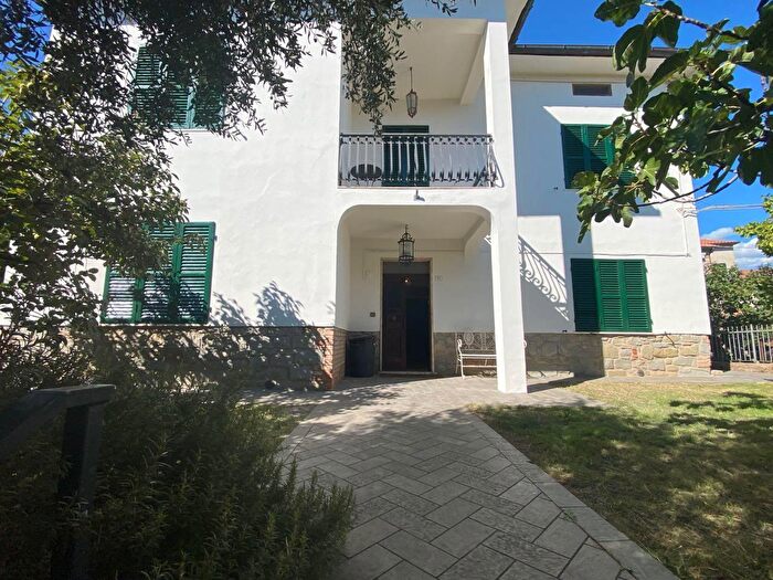 Casa con 7 locali in vendita in Tuoro Sul Trasimeno