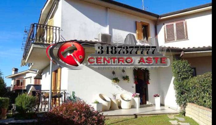 Appartamento quadrilocale in vendita in Via Santa Croce a Mentana RM Italia, Centro, Mentana