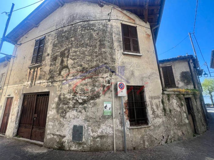 Casa quadrilocale in vendita in Via Giuseppe Garibaldi, Pusiano