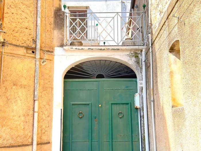 Casa con 6 locali in vendita in Piazza Umberto I, Palazzo Adriano