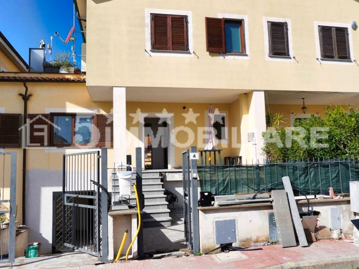Appartamento con 6 locali in vendita in Via Strada Nuova, Monterosi