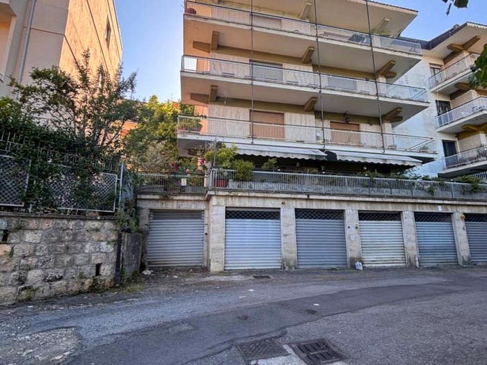 Appartamento con 6 locali in vendita in Traversa Enrico Granata, Acquedotto, Cosenza