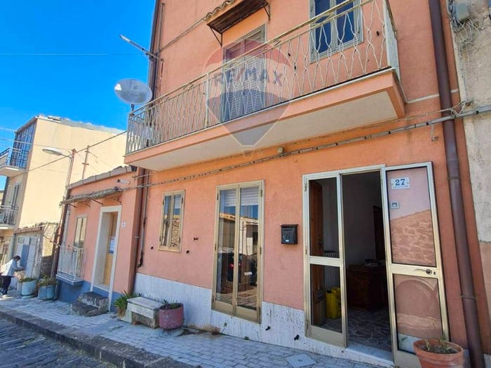 Casa con 6 locali in vendita in Via Galliano, Buccheri