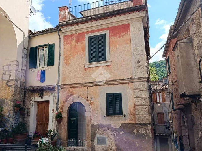 Appartamento trilocale in vendita in Via San Benedetto, Guarcino